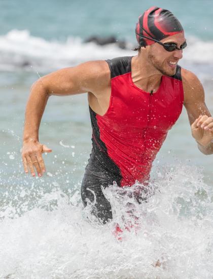 Atleta esce dall'acqua durante una gara di triathlon.