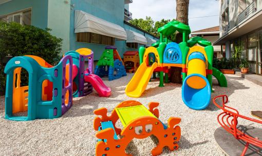 Bunter Spielplatz mit Rutschen und Außenstrukturen für Kinder.