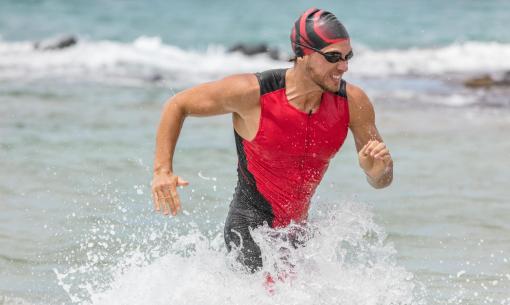 Athlet kommt aus dem Wasser bei einem Triathlonrennen.