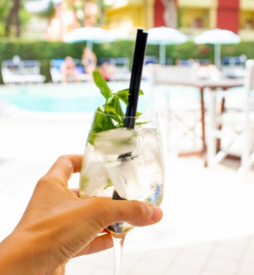 Cocktail rinfrescante con ghiaccio e menta, perfetto per una giornata in piscina.