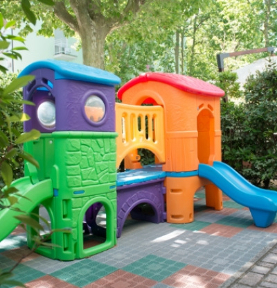 Gioco da giardino colorato con scivolo per bambini.