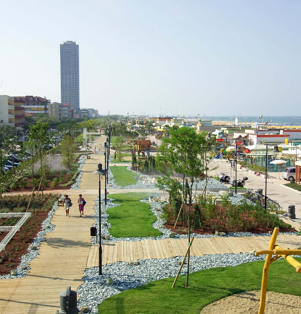 Passeggiata sul lungomare con giardini, pista ciclabile e vista sul mare.